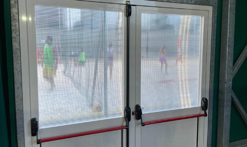 porta con vetro policarbonato